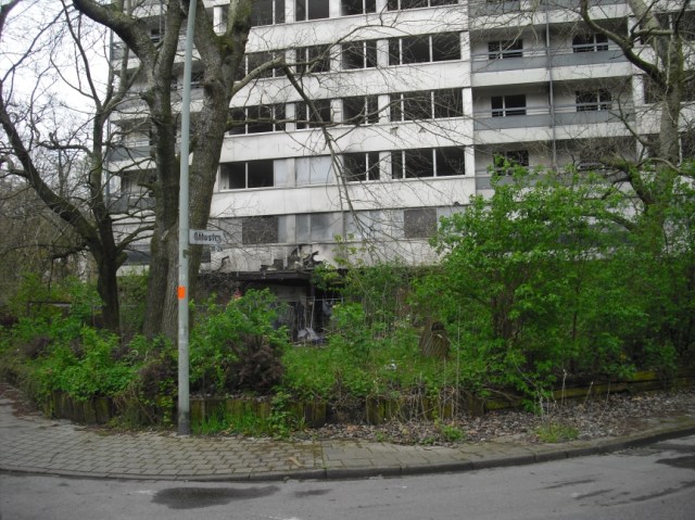 Einfahrt Hochhausruine