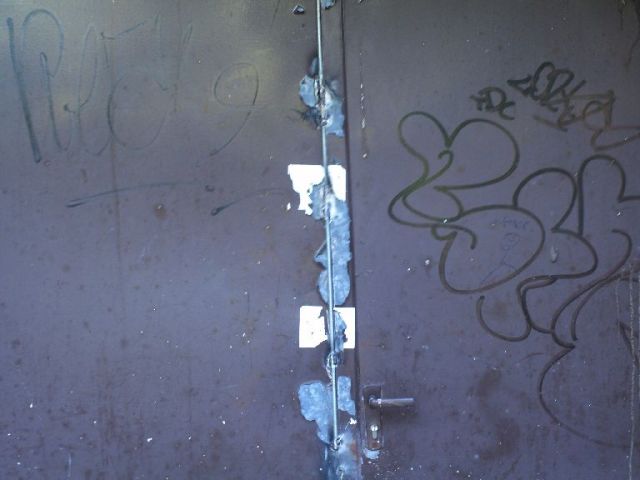 Siegelbruch an einer zugeschweißten Tür 