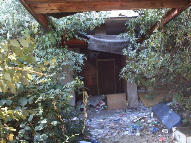 Unter der dem ehemaligen Vordach eines Eingangsbereich sammelt sich der Müll