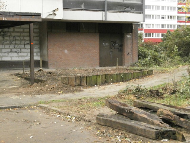 Blick auf den Zugang zum roten Weg