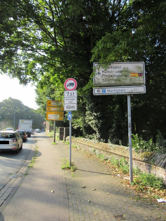 Schilder Asterlager Straße verdreckt