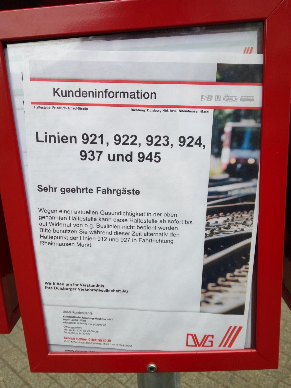 Nicht gut leserliches Text auf einem Aushang an einer Haltestelle als Symbol für schlechten ÖPNV