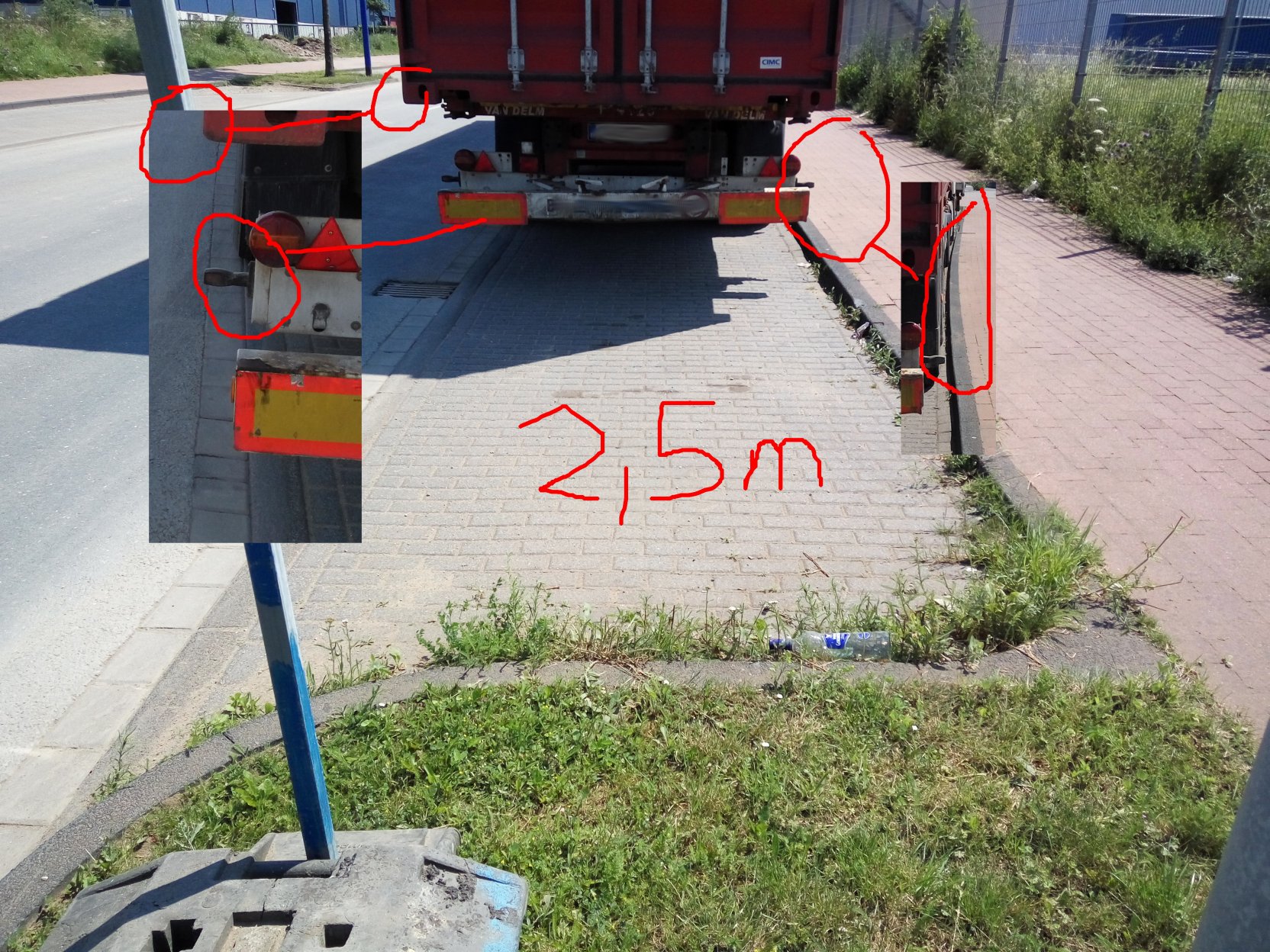 Bild von 2016, als die Stadt Duisburg noch geleugnet hat, dass die Parkbuchten zu eng wären.