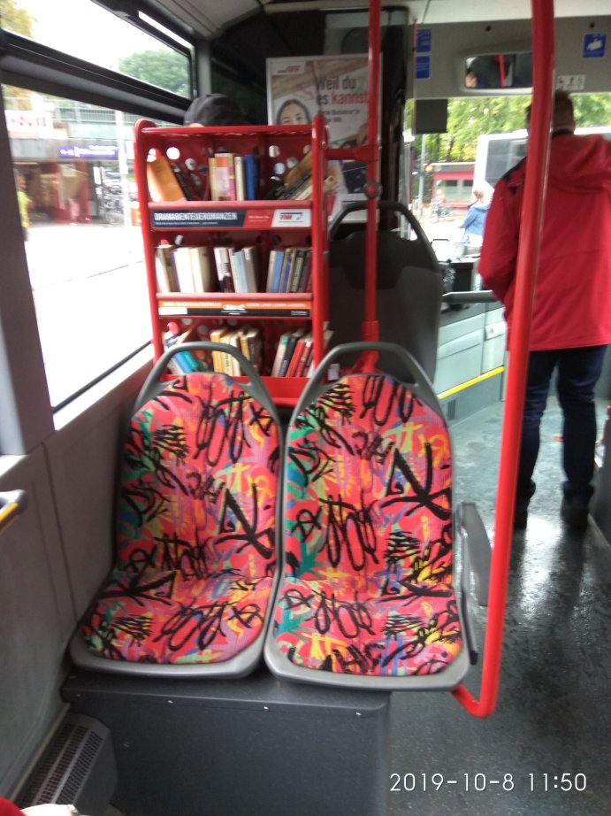 Bücherschrank im ÖPNV bei einem Bus in Hamburg.