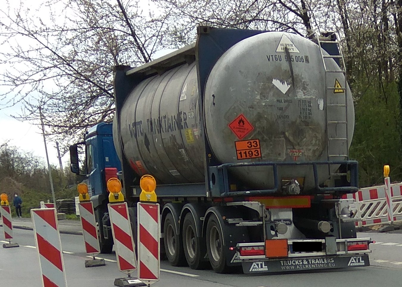 Gefahrguttransport auf der Jägerstraße UN1193 Sehr brennbare Flüssigkeit