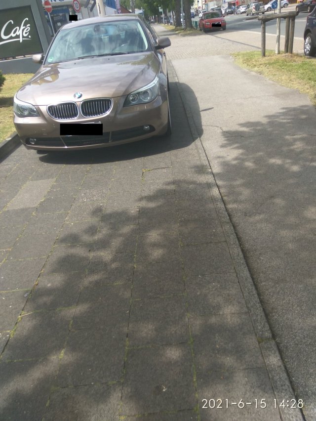 Gehweg von Karre blockiert