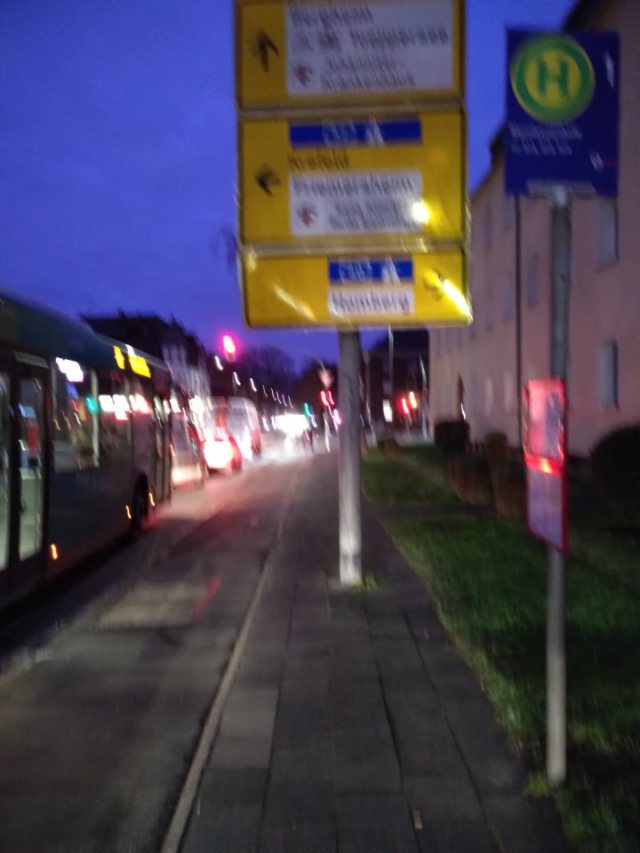 Schild mitten auf Gehweg in Duisburg