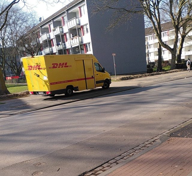 DHL parkt rücksichtslos auf Gehweg