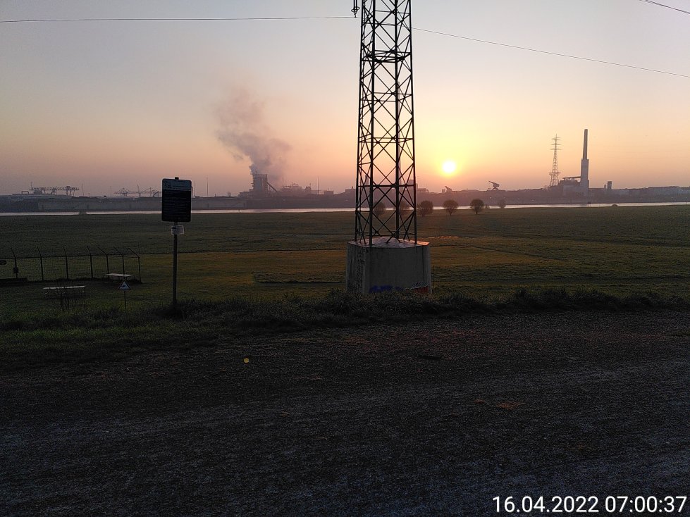 Rhein bei Duisburg bei Sonnenaufgang mit Industrie