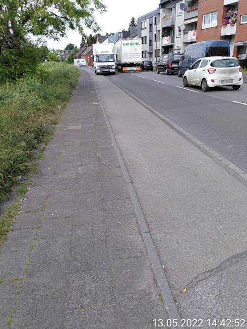 LKW auf Radweg fahrend