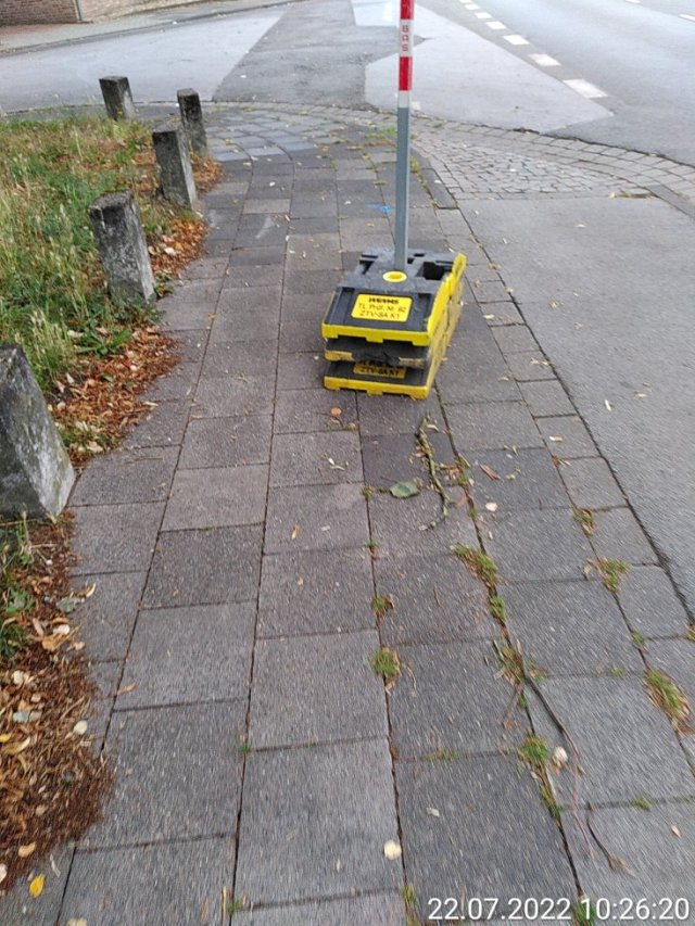 Symbolbild für Schild auf Gehweg