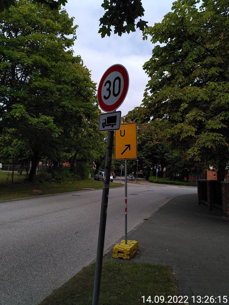 Tempo 30 Schild an einer Straße