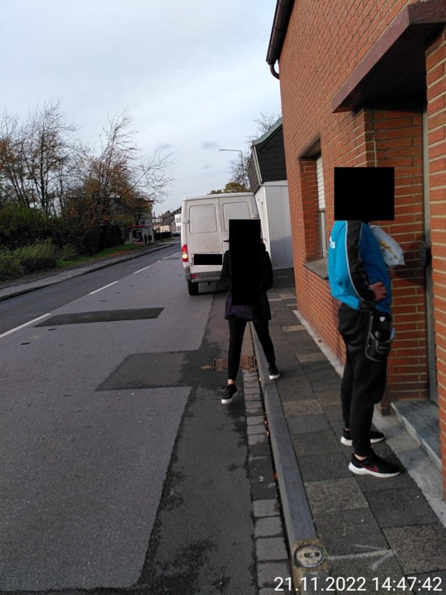 HERMES-Lieferant steht auf ohnehin schon schmalen Gehweg