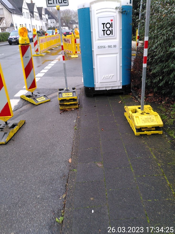 Extrembeispiel für eine völlig falsche Baustellenbeschilderung aus Duisburg