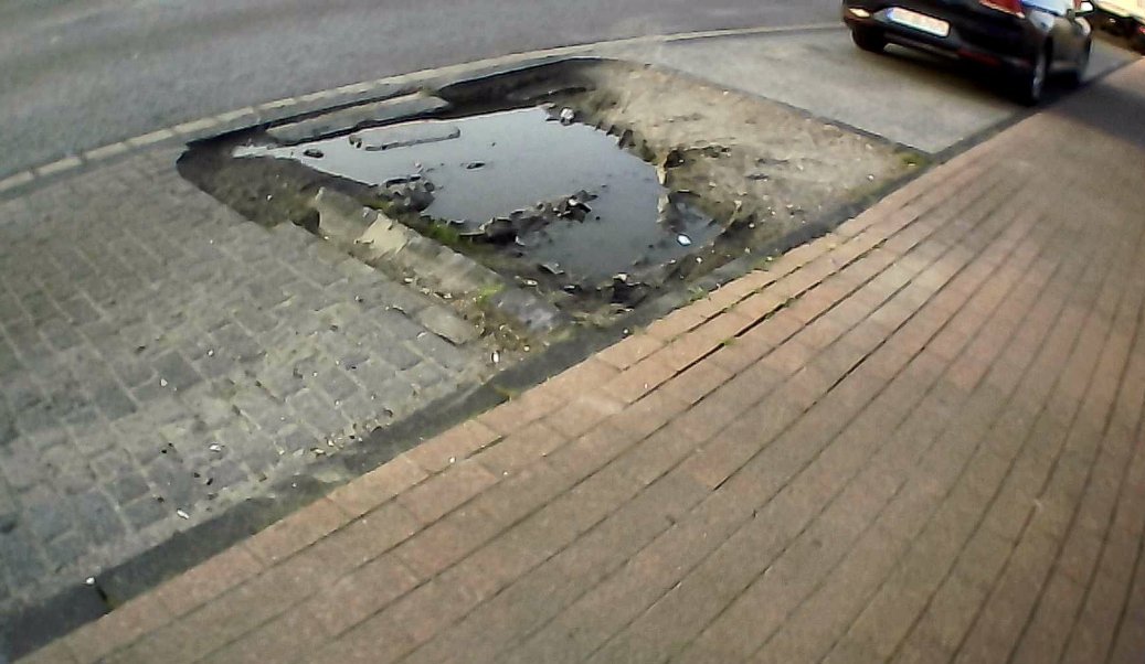 Von LKW-Fahrenden zerstörte Baumscheibe im Logport Duisburg Rheinhausen