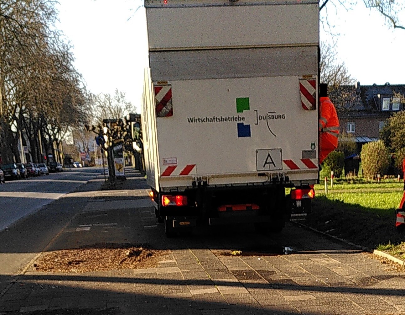 WBD parken auf einem Gehweg