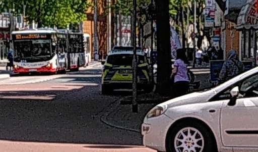 Polizeifahrzeug parkt im SharedSpace am Hochemmericher Markt, wo ausreichend Parkraum ist