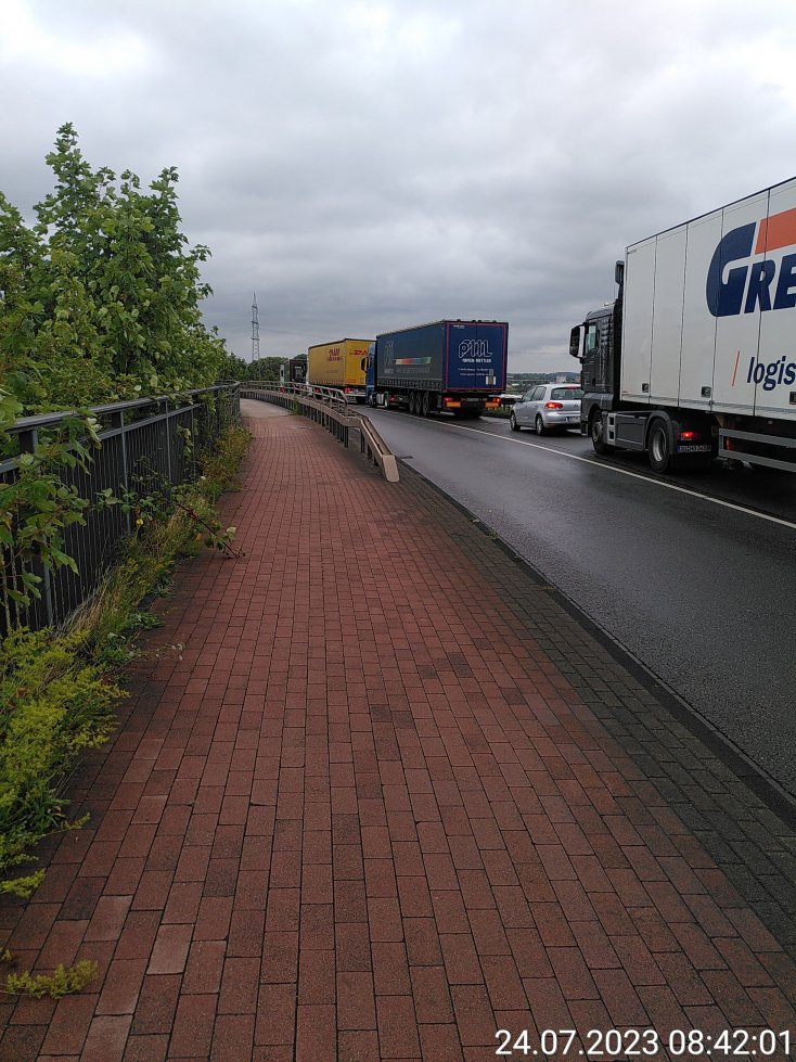 LKW Stau Duisburg Logport
