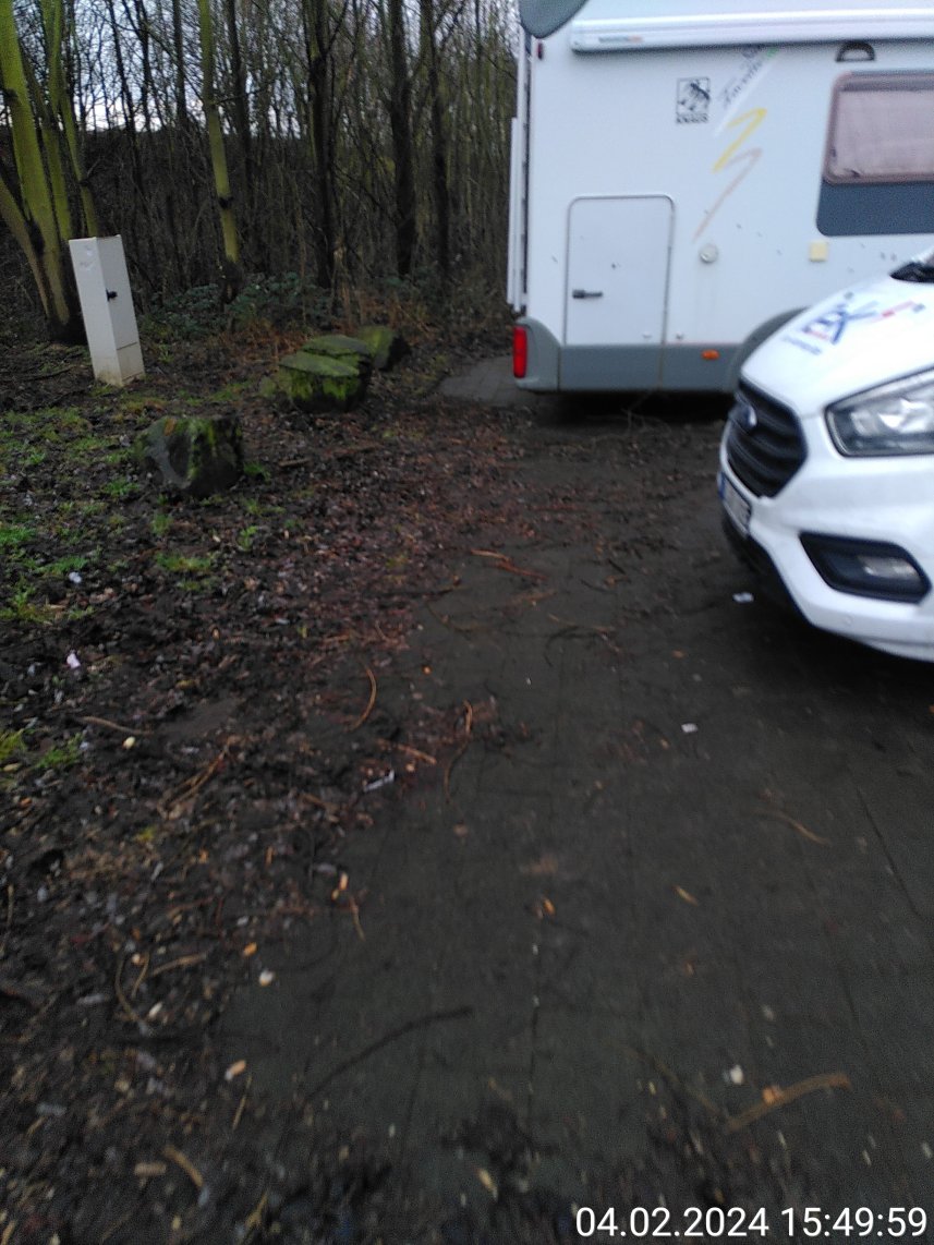 Wohnmobil ragt weit in den Gehweg ohne mit Rädern drauf zu stehen