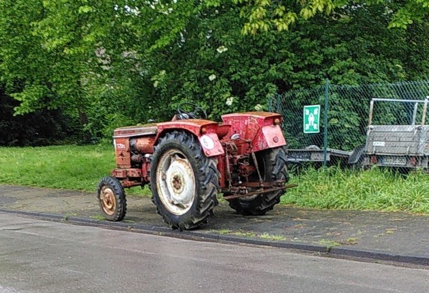 Traktor auf Gehweg geparkt