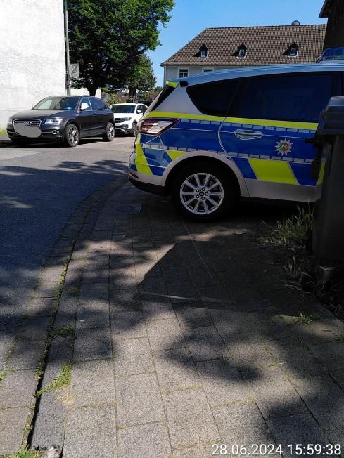 Polizei blockiert Gehweg, für Kinder kann das lebensgefährlich sein.
