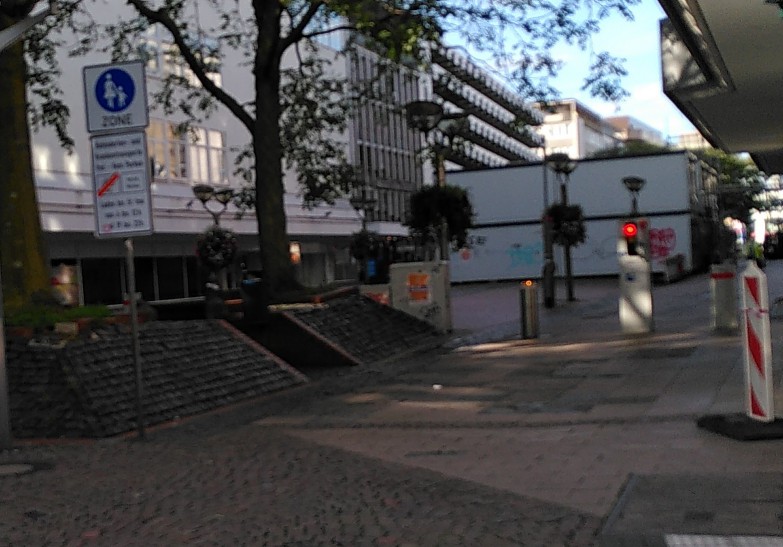 Innenstadt mit Pollern abgesperrt.