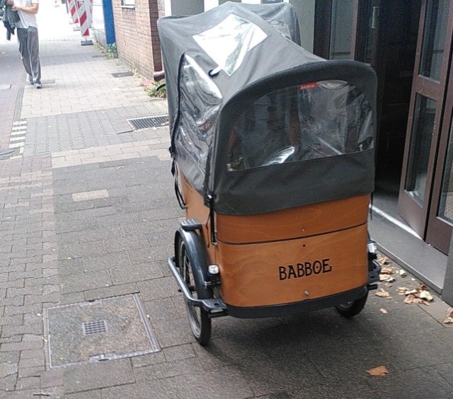 Lastenrad blockiert Gehweg