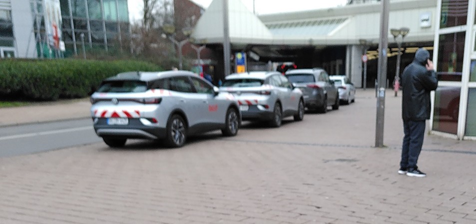 DVG KFZ, die auf dem Gehweg rumstehen als Symbolbild für die DVG