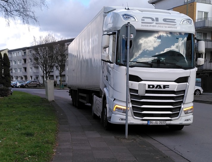 LKW schädigt Gehweg durch viel zu hohe Belastung beim Parken auf dem Gehweg.