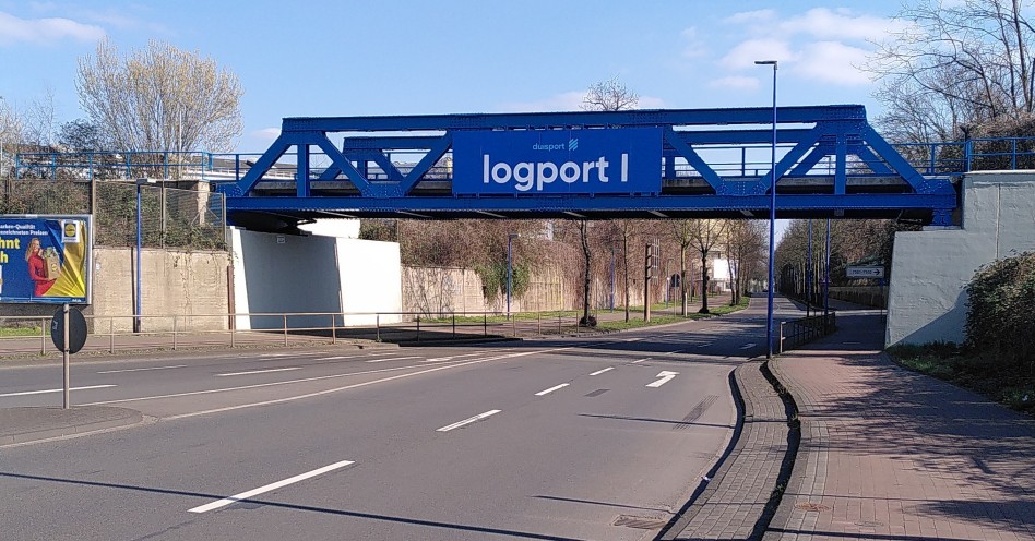 Schild Logport I an eine Brücke über eine der Zufahrtstraßen zu Logport I