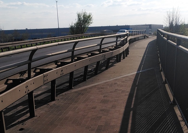 Eingebeulte Leitplanke nachdem ein LKW in diese gelenkt wurde.