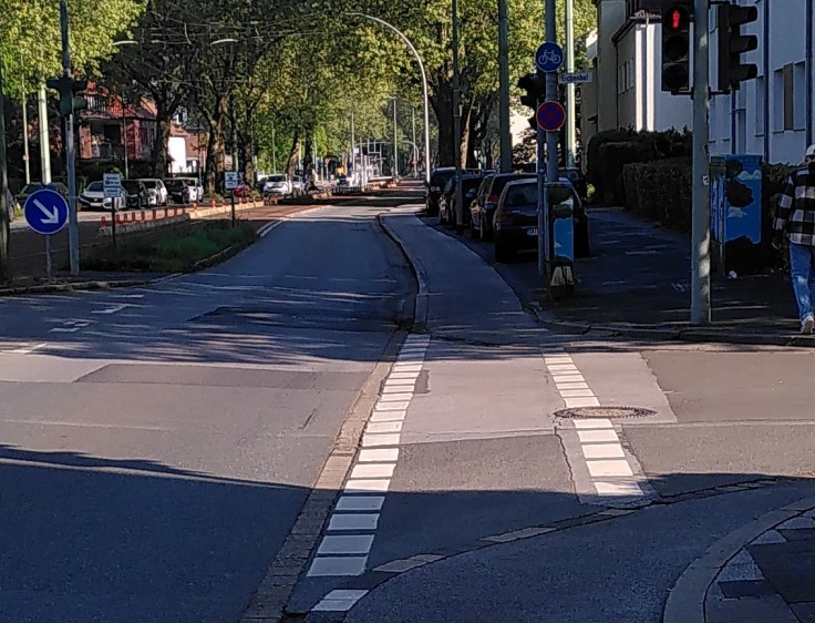 Typischer nutzungspflichtger Dooringradweg in Duisburg. Schmaler Radweg, Rechts davon direkt abgestellte KFZ, welche zugleich noch den Gehweg einengen.