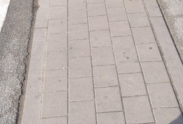 Schmale Verkehrsinsel mitten in Hauptverkehrsstraße