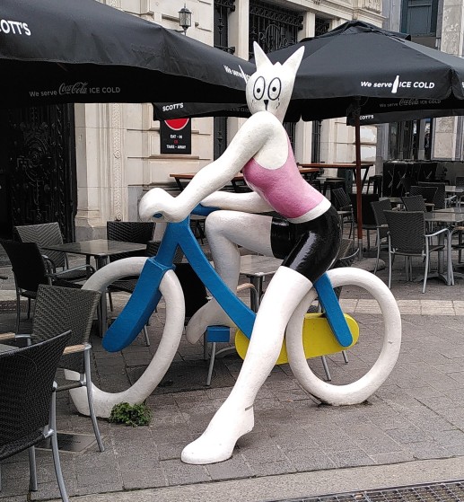 Eine comichafte Fahrradplastik