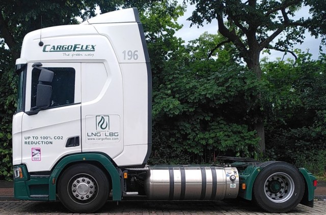 LKW-Zugmaschine mit der Aufschrift Up to 100 % CO2 reduction und daneben LNG und LBG.