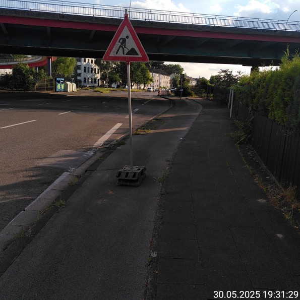 Baustellenschild mitten auf dem schmalen Dooringradweg