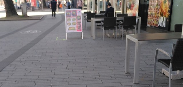 Immermannstraße in Düsseldorf Gehweg vollständig von Außengastronomie blockiert