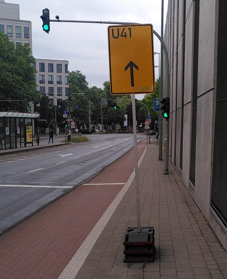 Umleitung für Auto-Verkehr mitten auf Gehweg zur Störung des Fußverkehrsflusses