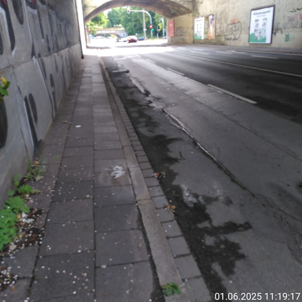 Schmaler Gehweg daneben vier Fahrspuren