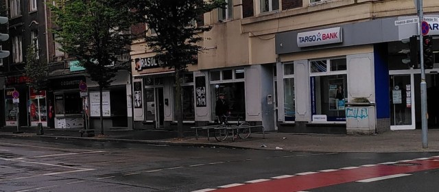 Zwei mobile Halteverbotsschilder in einem bereits bestehenden Halteverbot.