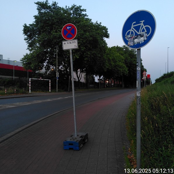 Halteverbotsschild auf Gehweg an einer Stelle, wo kein Halteverbotsschild nötig ist.