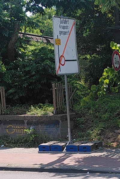 Gehweg am Bahnhof Rheinhausen Ost in Duisburg durch die WBD vollständig blockiert mit einem Hinweisschild.