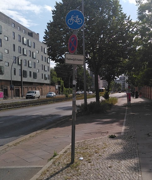 Schild, was auf Nutzungspflicht für Radweg aufmerksam macht und darunter der Hinweis Radwegschäden