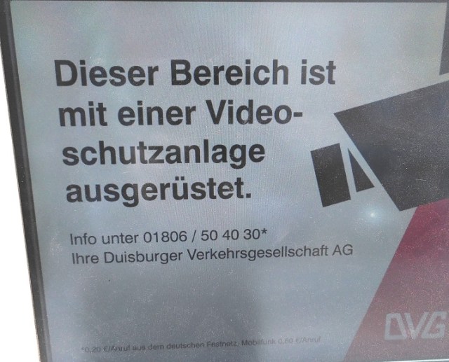 Monitor von einem Fahrkartenautomaten mit folgendem Text:
"Dieser Bereich ist mit einer Videoschutzanlage ausgerüstet.

Info unter 01806/504030*

* 0,20 €/Anruf aus dem deutschen Festnetz, Mobilfunk 0,60 €/Anruf"