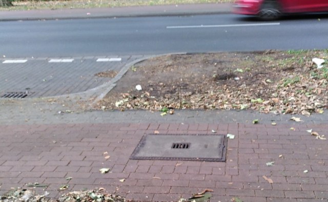 Ende eines Verkehrsbereich und daneben durch Befahrung zerstörte Grünfläche