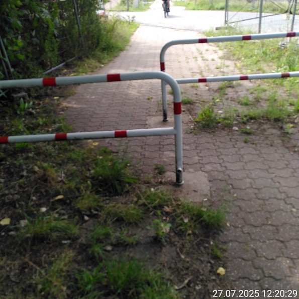 Ein Weg der durch beidseitige versetzte Gitter zur Verlangsamung von Radverkehr sorgt.