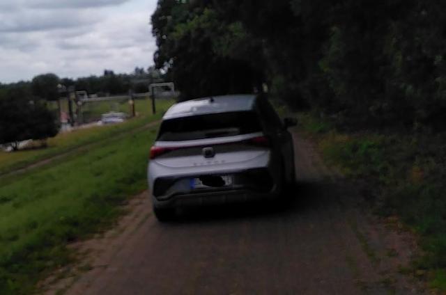 KFZ in Bewegung auf einem schmalen Weg