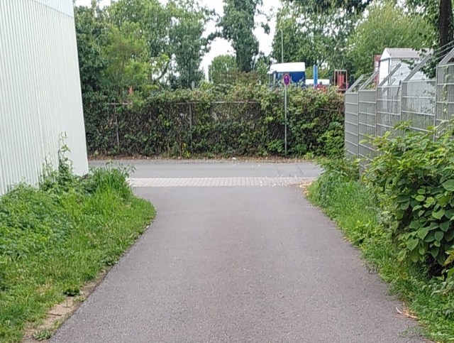 Asphaltierter Zuweg ohne Pfahl