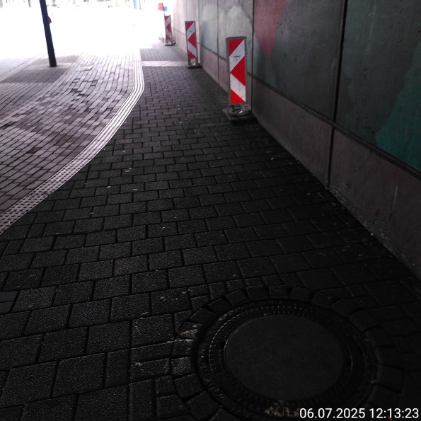 Baken schränken schmalen Gehweg noch weiter ein.