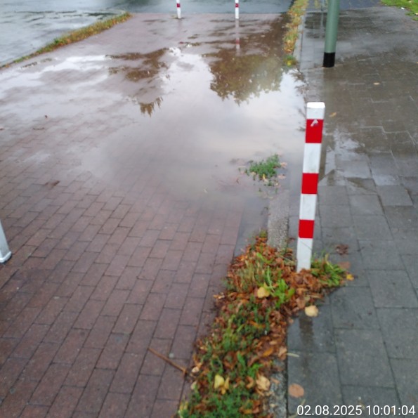 Teilweise überschwemmter Weg